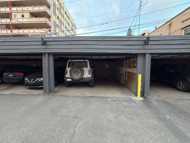 Building Photo - Turnkey Top-Floor Living in Gated Community Near City Park, Dining & Hospitals