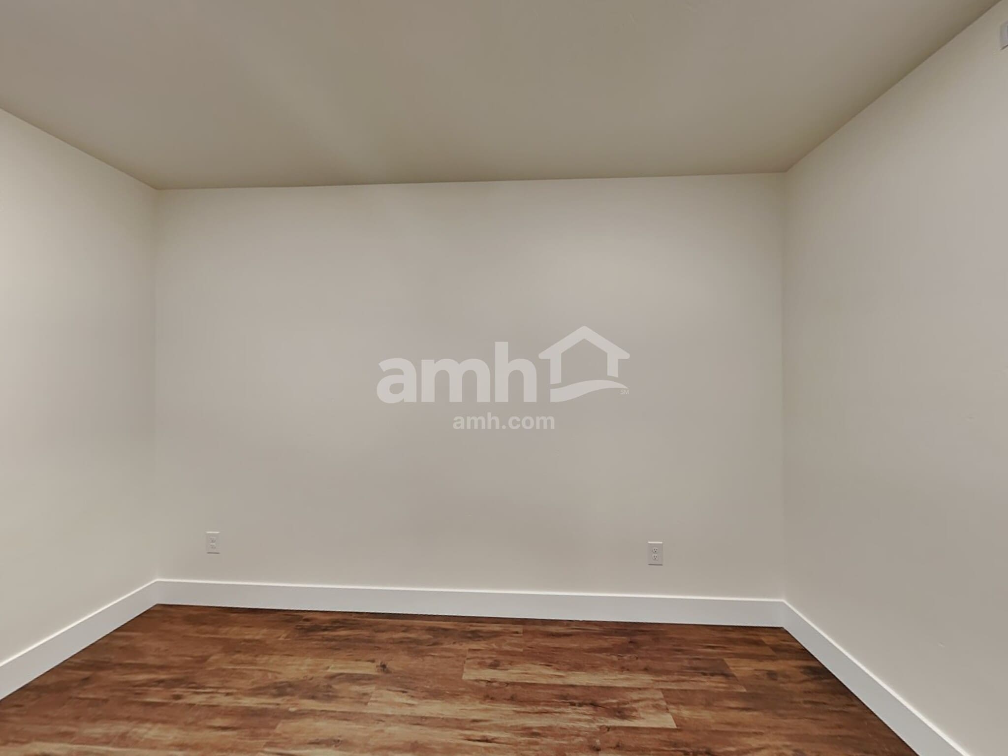 Building Photo - 752 S Rocker Ave