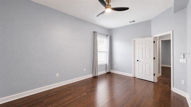 Building Photo - 439 Chelsea Ave