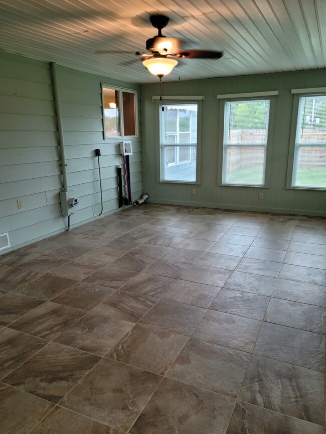 Building Photo - 1440 Sherwood Downs Rd W