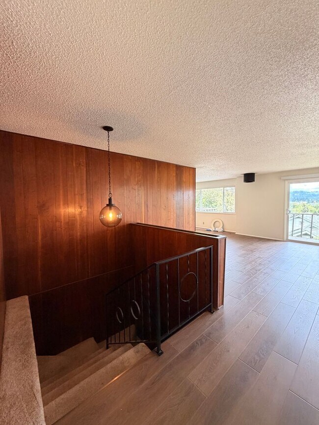 Building Photo - 2-Bedroom 1 1/2- bathroom Townhouse style duplex.