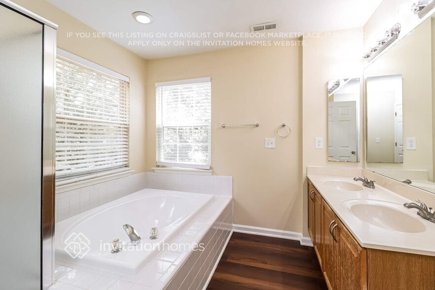 Building Photo - 1017 Briarmore Dr