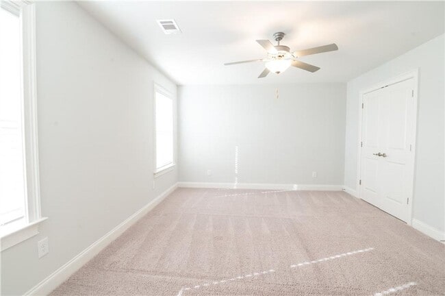Building Photo - Spacious & Stylish 4BD Home with Loft in C...