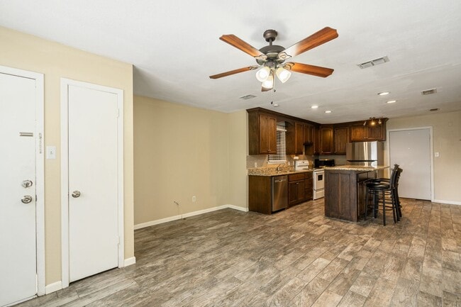 Building Photo - 104 Hackberry Ln