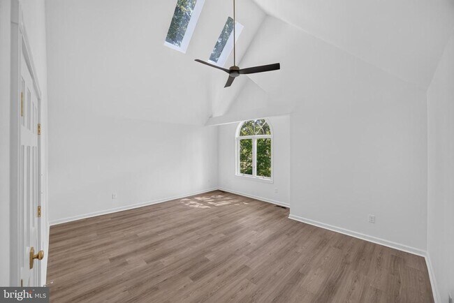 Building Photo - 221 Spring Race Ct