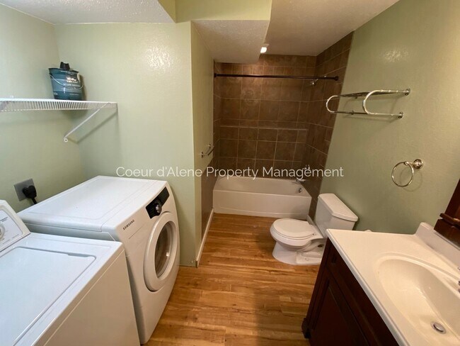 Building Photo - 3 bed house w/ family room in The Landings!