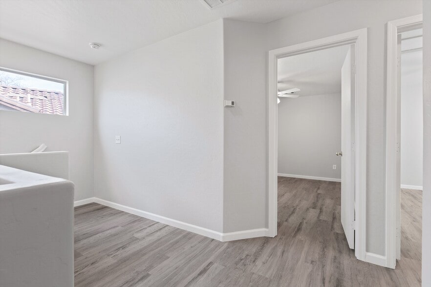 Upstairs 2 - 664 E Mariposa Pl