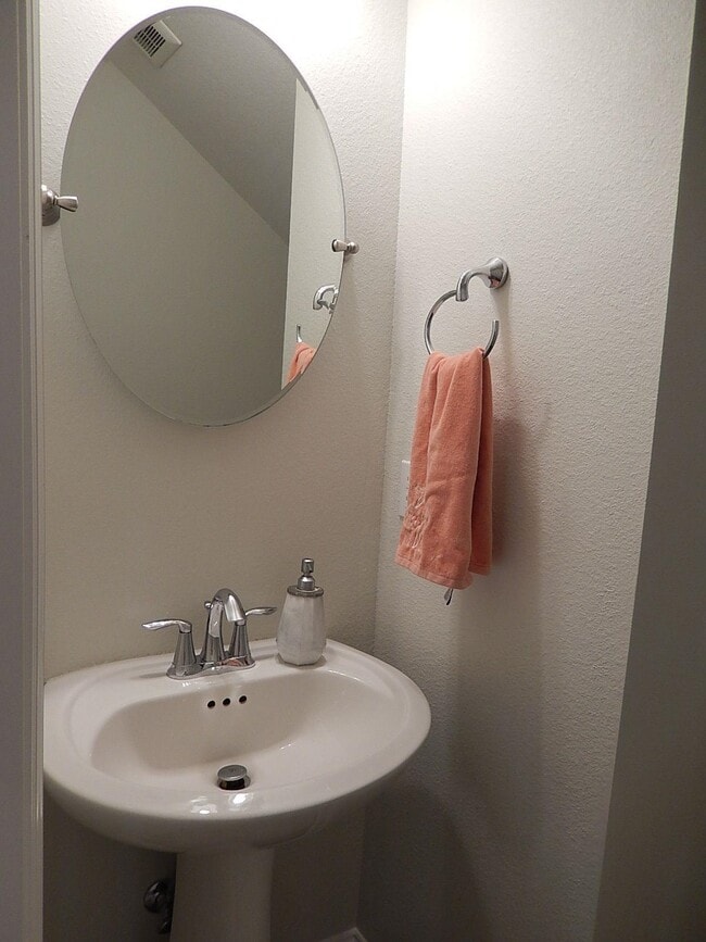 Building Photo - 2886 Fontana St