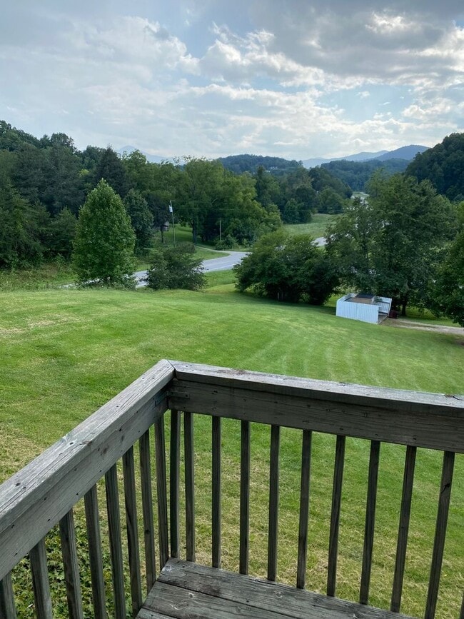 Building Photo - Candler - Two Bedroom updated apartment