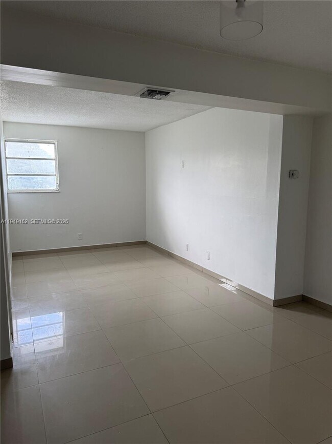 Building Photo - 300 NE 1st Ct