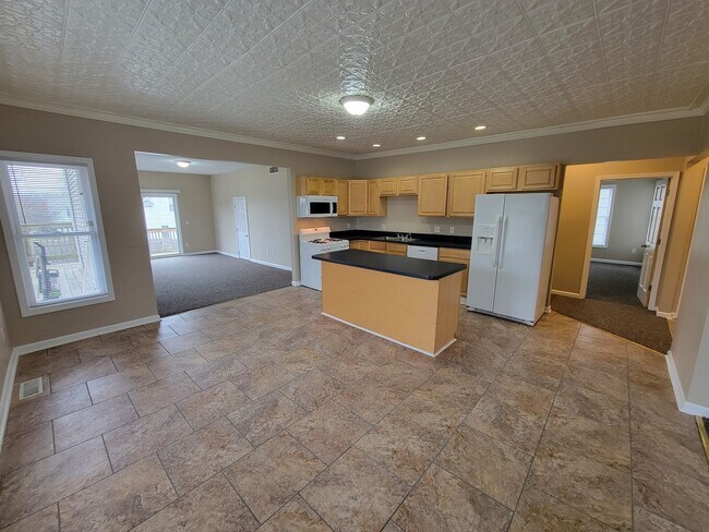 Building Photo - 3 bed, 2 bath. Close to ND