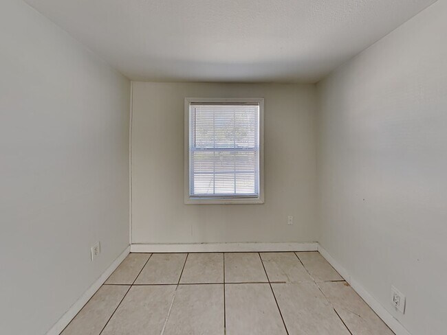 Building Photo - 142 Lynbrook Dr