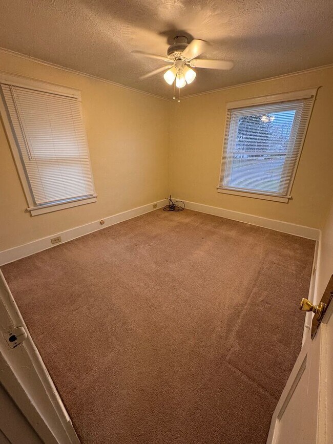 Building Photo - 103 N. Osborne