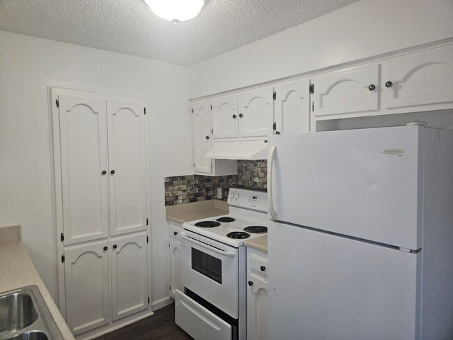 Building Photo - 6823 Grass Valley Dr
