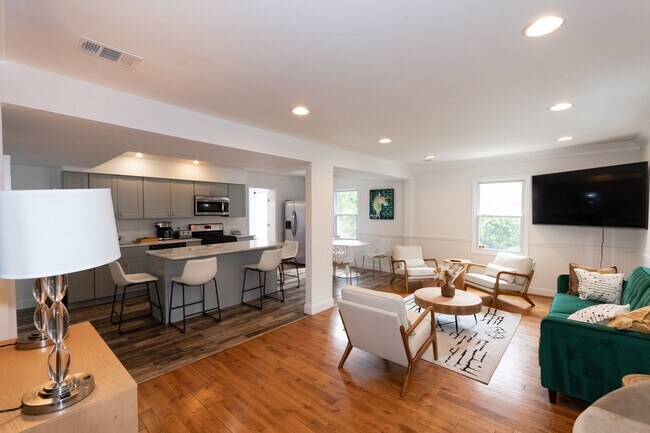 Building Photo - Spacious 5BR House in Takoma Park
