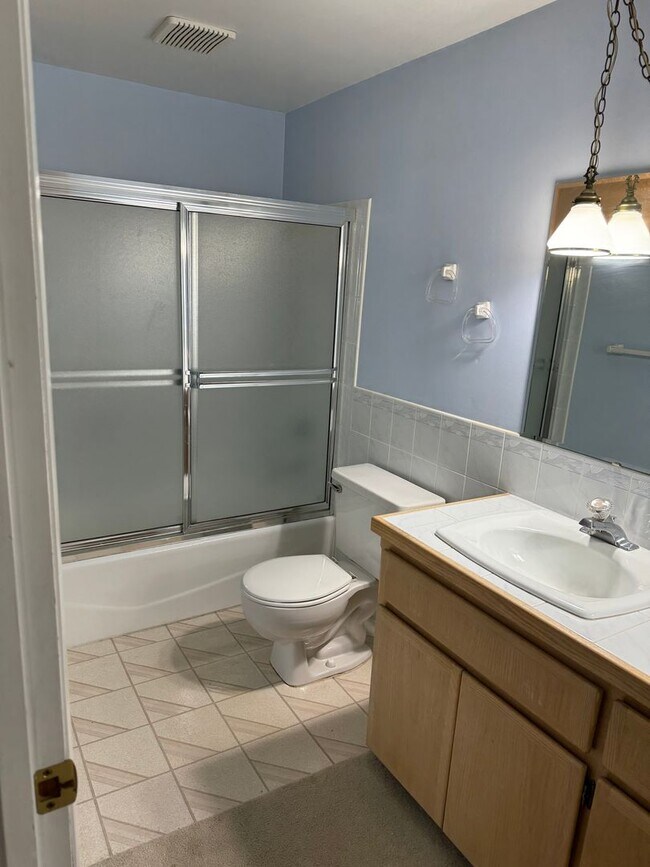 Building Photo - Charming 3-Bedroom Home