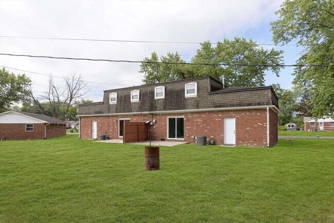 Building Photo - Renovated Duplex: Move-In Ready! 3 Bed, 1....