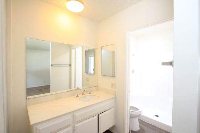 Building Photo - Coming Soon – Charming 3-Bedroom Townhome ...