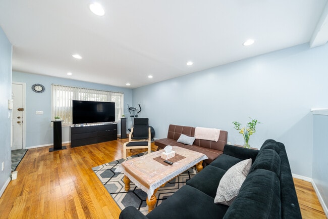 Building Photo - 9 Giles Ave