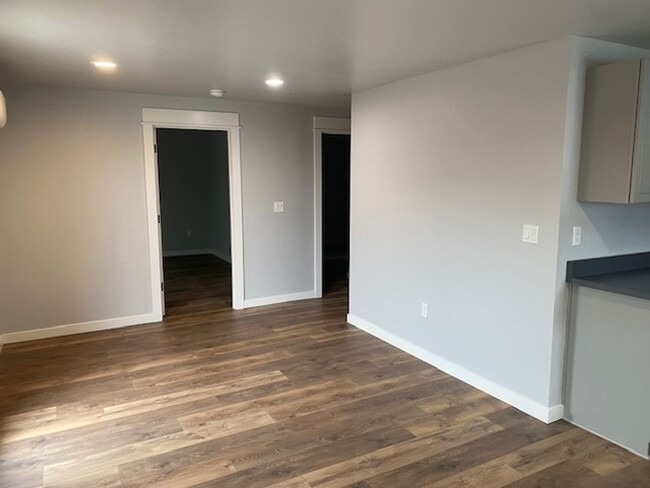 Building Photo - Charming Newly Remodeled 2 Bedroom 1 Bath ...