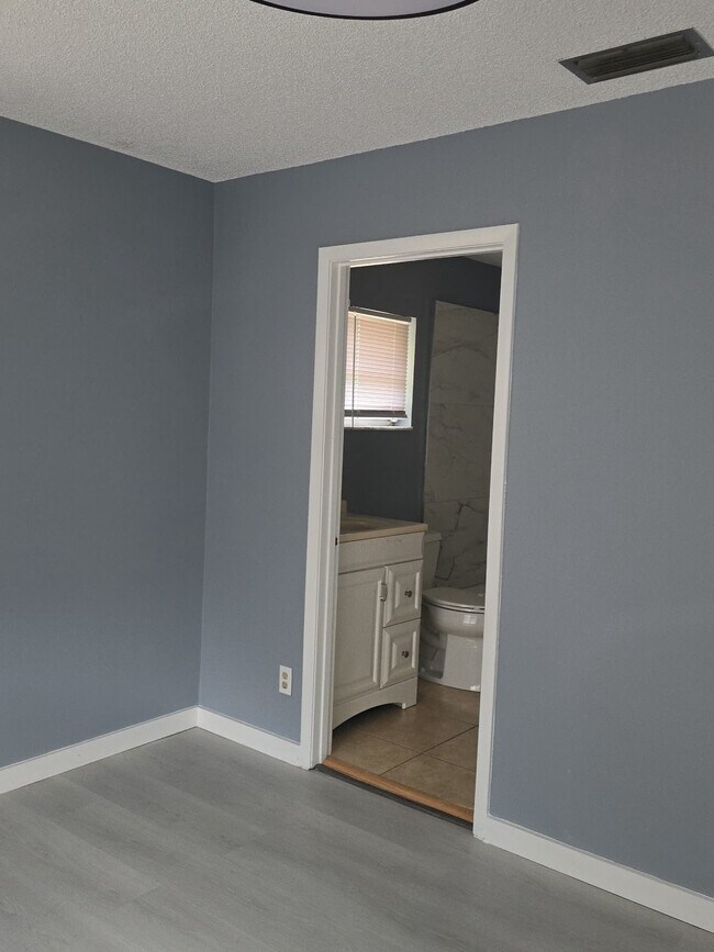 Building Photo - 407 Barlow Ave
