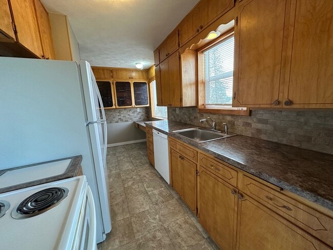 Building Photo - Spacious Northside 4-Bed, 2-Bath Ranch with Hardwood Floors