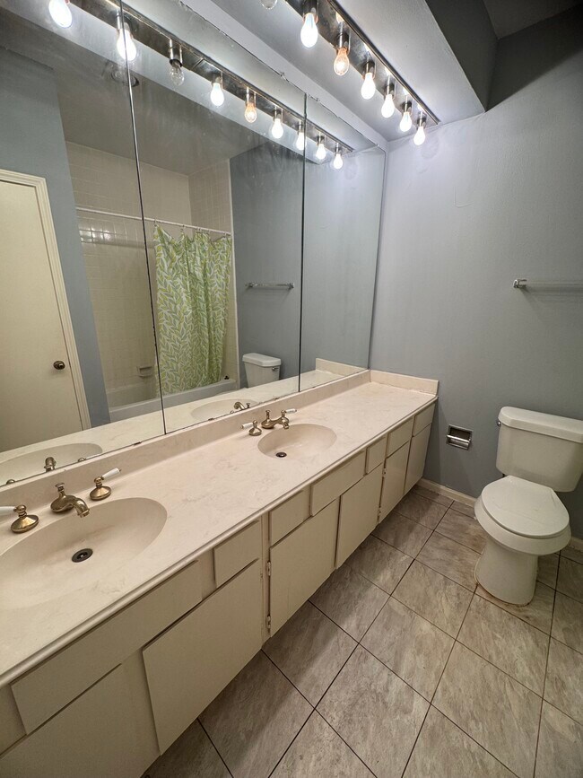 Building Photo - 2207 S Braeswood Blvd