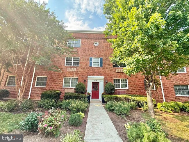 Building Photo - 1616 W Abingdon Dr