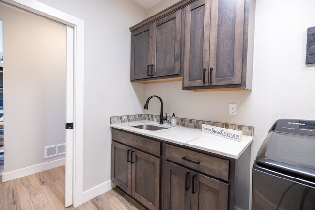 Building Photo - 2428 Sunshine Dr