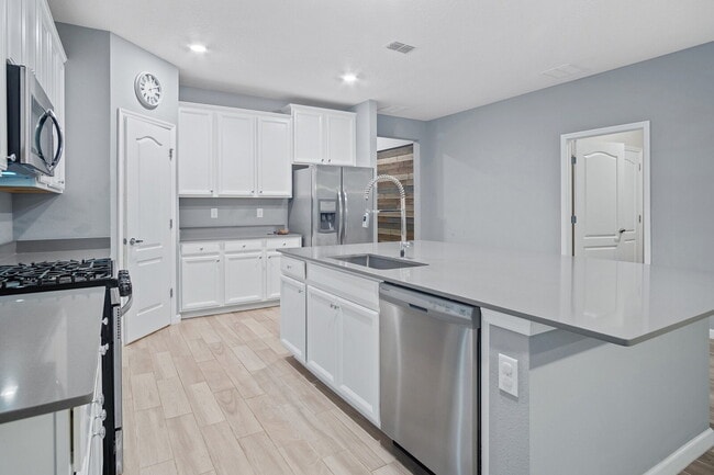 Building Photo - 4 Bedroom Home with Office in Windward Ran...