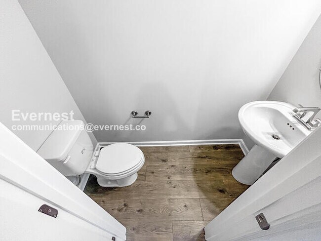 Building Photo - Limited Time Special Offer / 2 Bed/ 2.5 Bath Townhome with Off-Street Parking / Pet-Friendly / Co...