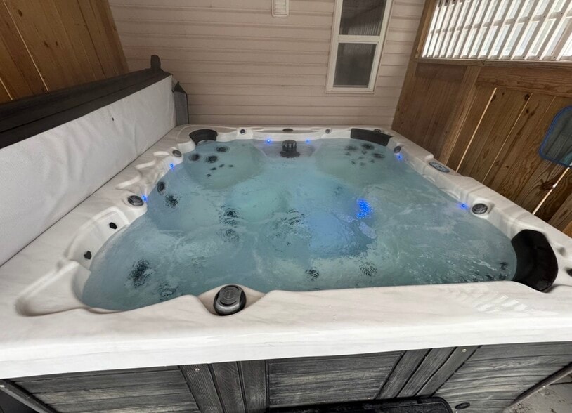 Building Photo - 1600 N Lyndonville Rd