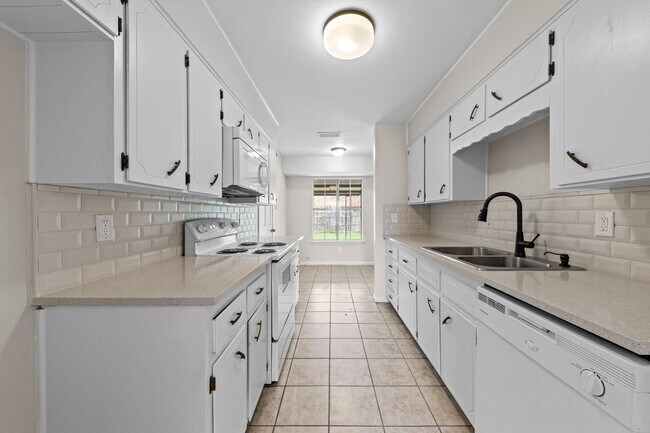 Building Photo - 2300 Zinnia Ct