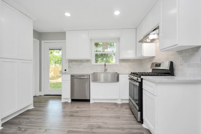 Building Photo - 2707 Mc Nay Dr