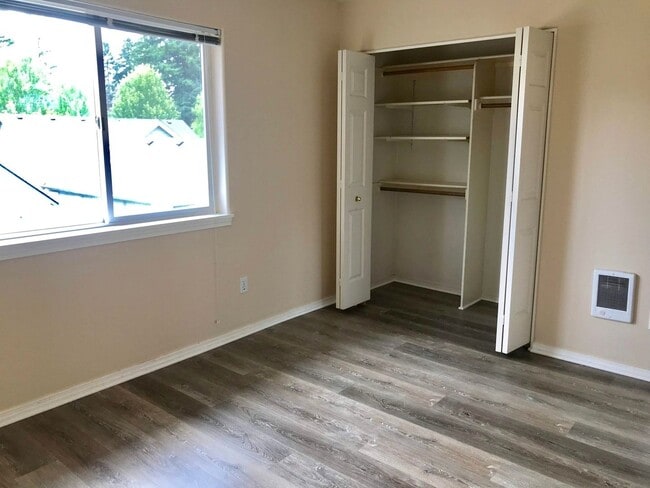 Building Photo - 14611 SE Lone Pine Dr