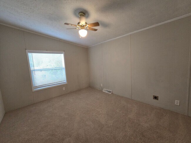 Building Photo - NEW LISTING!!!!!