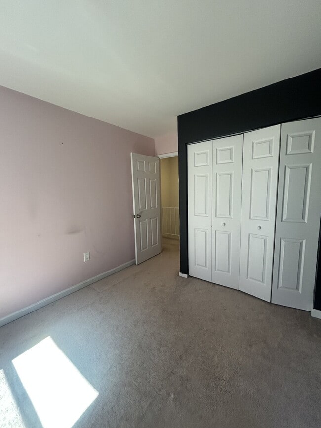 Building Photo - Spacious 3-Bedroom Townhome with Finished Basement in Warrenton, Virginia offering Prime Commuter...