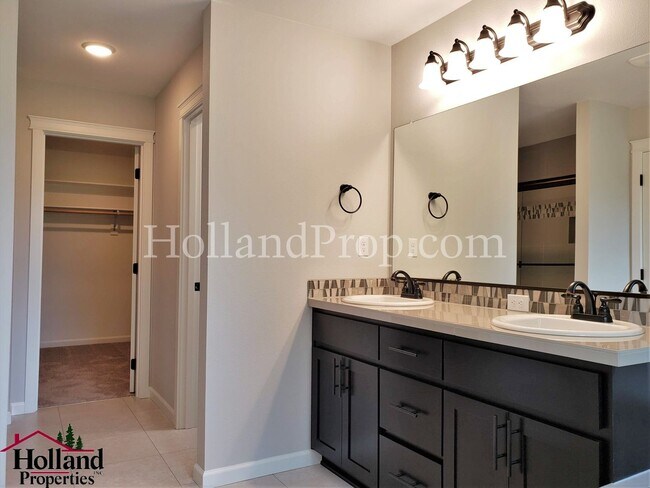 Building Photo - Spacious & Stylish 4-Bedroom Home with Mod...