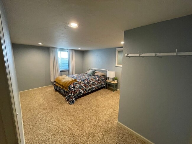 Building Photo - CHARMING HOME IN GREAT LOCATION!