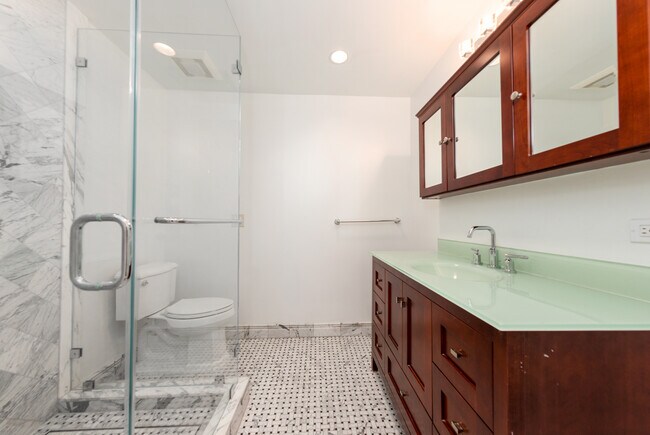 En-suite bathroom - 1617 13th St NW
