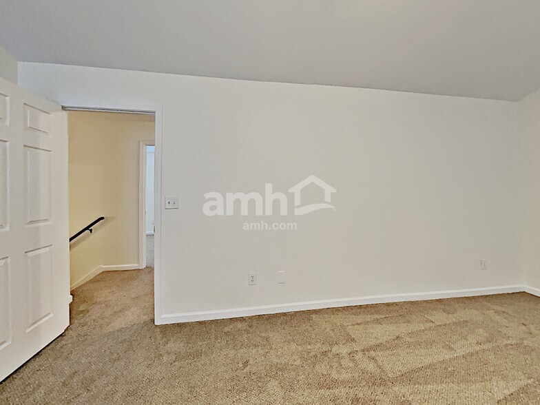 Building Photo - 204 Bates Ct