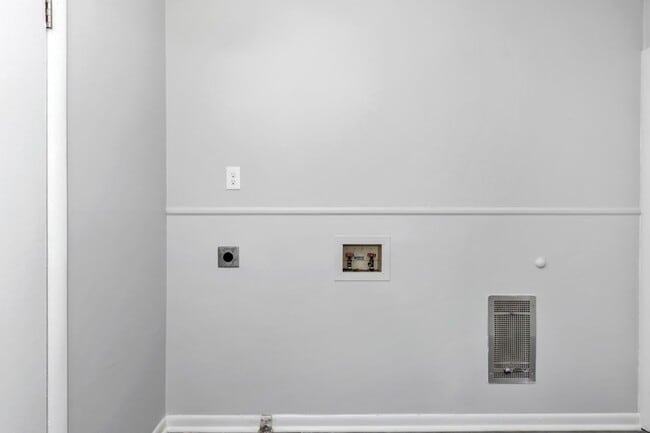 Building Photo - 402 Walker Ave NE