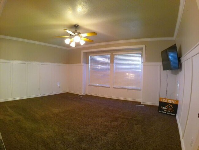 Building Photo - 5 bdrm 3bth Home 3 Car Garage Some utilities included