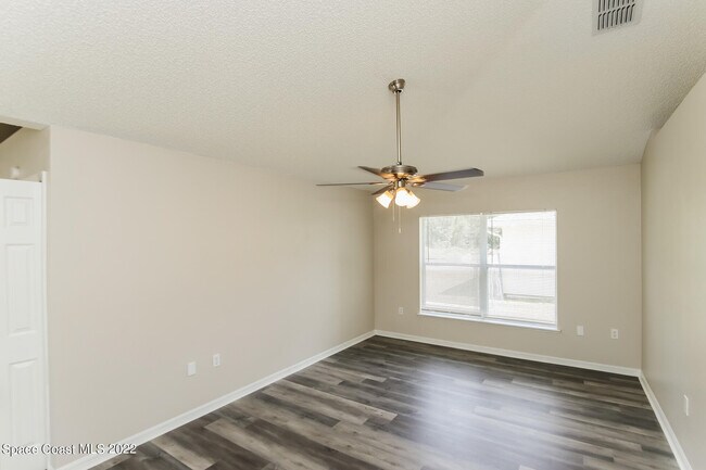 Building Photo - 933 Carver Rd SE