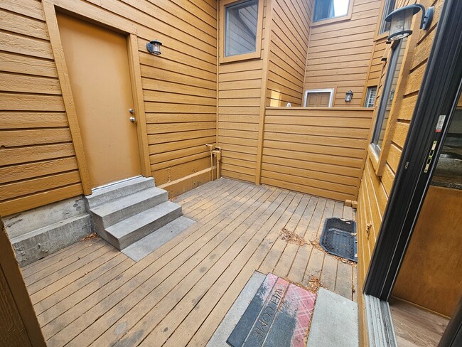 Building Photo - Gorgeous 2+ Bedroom 3 Bath Townhouse with ...