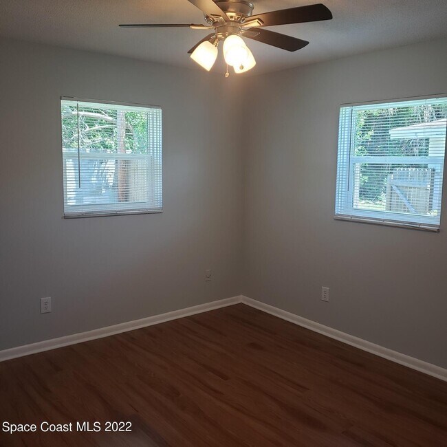 Building Photo - 990 Butia St