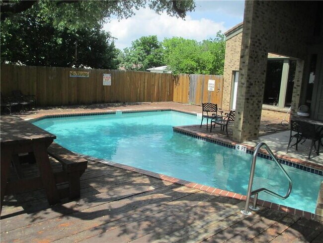 Building Photo - 8888 Tallwood Dr