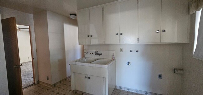 Building Photo - 5 bed 2.5 bath Single Story With 3 CAR Gar...