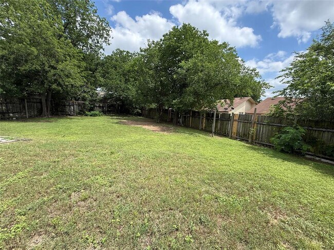 Building Photo - 1109 Village Green Dr