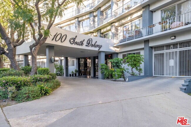 Building Photo - 100 S Doheny Dr